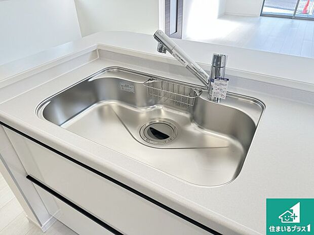 【キッチンシンク】蛇口の先端に浄水器を内蔵しています！原水と浄水、お湯と冷水、シャワーの切替えがワンタッチなので用途によって使い分けられます。