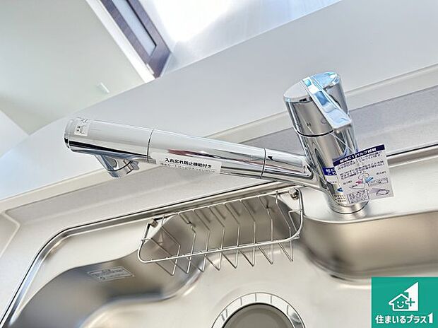 【キッチン水栓】浄水器を内蔵！炊飯時、お茶を作る時に安心してお水を使えます！お湯と冷水、浄水と原水、シャワーの切替えもワンタッチです！