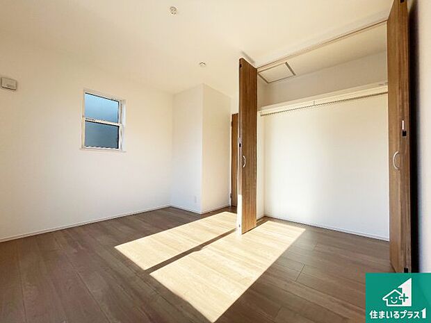 【洋室】シンプルな洋室は、自分好みのインテリアが楽しめます♪ご家族とインテリアや家具を選びに行くのは新築購入時の醍醐味の一つです。ぜひお楽しみください♪