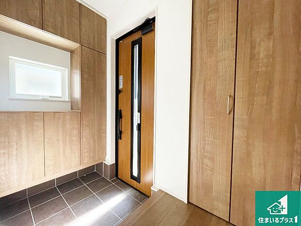 【玄関】シューズボックスにはたくさんの靴が収納できるので玄関周りはいつもスッキリ！ご家族が増えても安心！