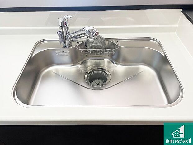 【キッチンシンク】蛇口の先端に浄水器を内蔵しています！原水と浄水、お湯と冷水、シャワーの切替えがワンタッチなので用途によって使い分けられます。