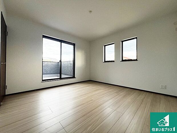 【キッチン】リビングと統一感があり、使い勝手のいいキッチン。広々としているので、二人並んで作業が出来ちゃいます。お子様と一緒に色々なお料理に挑戦できるスペースがあります。