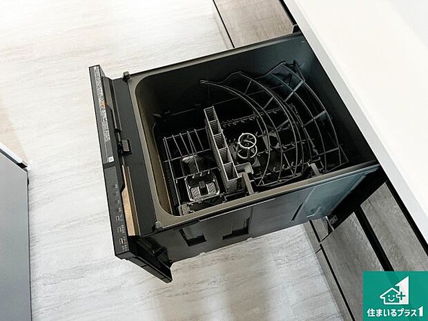 【キッチンシンク】蛇口の先端に浄水器を内蔵しています！原水と浄水、お湯と冷水、シャワーの切替えがワンタッチなので用途によって使い分けられます。