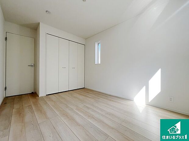 【洋室】シンプルな洋室は、自分好みのインテリアが楽しめます♪ご家族とインテリアや家具を選びに行くのは新築購入時の醍醐味の一つです。ぜひお楽しみください♪