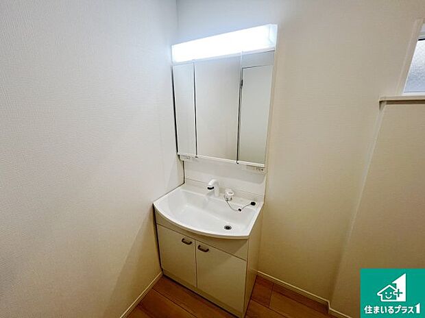 【独立洗面台】清潔感のある洗面台です。フラットな鏡は掃除がしやすく毎日清潔！鏡裏には収納があるのでスッキリとした洗面台が保てます。