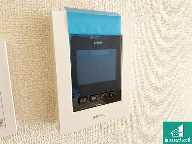 【カラーモニターインターホン】声だけでなく来訪者の姿や顔がモニターで確認できるので、小さなお子様がいらっしゃるご家庭でも安心できます！