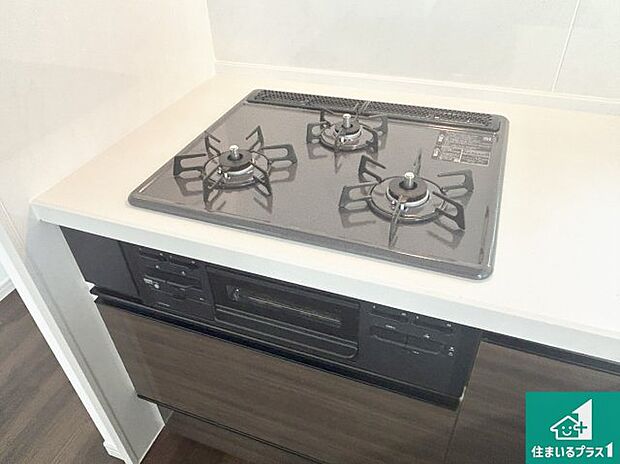 【コンロ】ダブル高火力Ｓｉセンサー付きコンロ！３口あるので、まとめて料理をする時も大活躍！