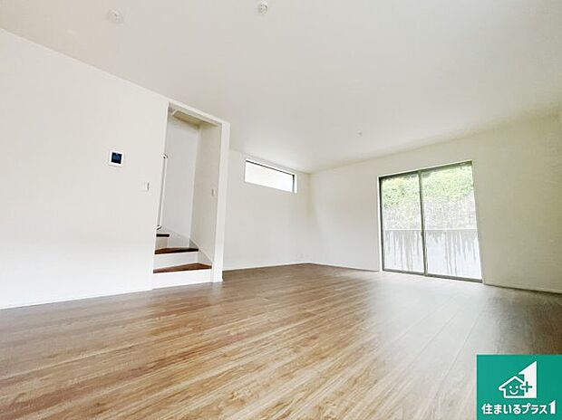 【居間・リビング】日当たり良好の明るいリビングで朝の目覚めもスッキリできそう!対面キッチンでご家族のコミュニケーションも自然と増える設計!小さなお子様が遊ぶスペースを作っても広々とくつろげるLDK!