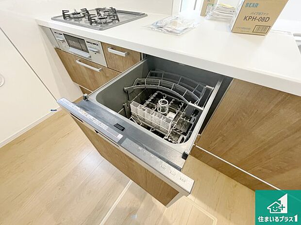 【食洗機】食事後の一仕事、食器洗いをボタン一つでお任せできちゃいます！場所を取らないビルトイン式なので、お料理スペースもしっかり確保！