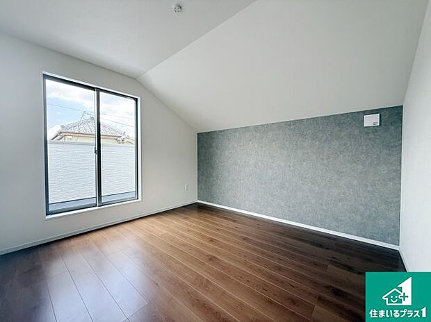 【洋室】寝室は心地よい眠りについてもらいたくて、シンプルかつ開放的な空間な設計にしています！大きな窓から差し込む日が心地いいです♪