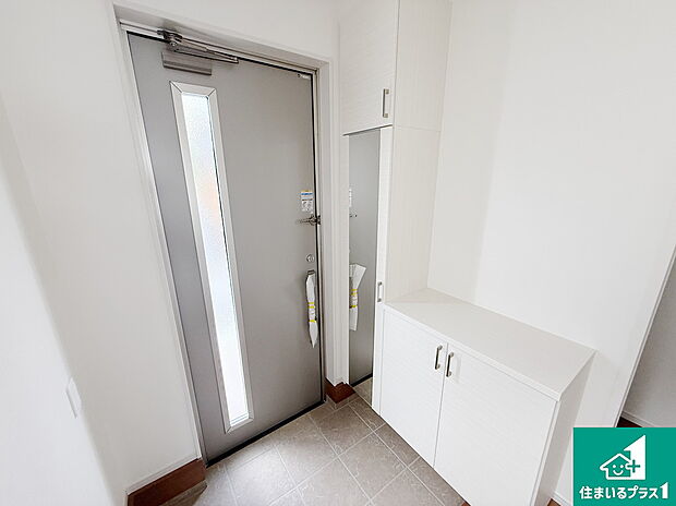 【玄関】シューズボックスにはたくさんの靴が収納できるので玄関周りはいつもスッキリ！ご家族が増えても安心！