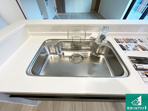 【キッチンシンク】蛇口の先端に浄水器を内蔵しています！原水と浄水、お湯と冷水、シャワーの切替えがワンタッチなので用途によって使い分けられます。