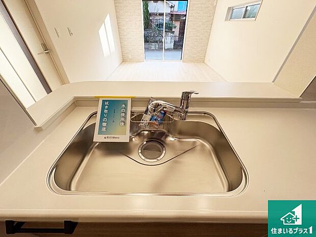 【キッチンシンク】蛇口の先端に浄水器を内蔵しています！原水と浄水、お湯と冷水、シャワーの切替えがワンタッチなので用途によって使い分けられます。