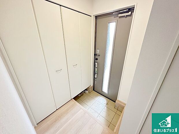 【玄関】シューズボックスにはたくさんの靴が収納できるので玄関周りはいつもスッキリ!ご家族が増えても安心!