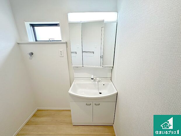 【独立洗面台】清潔感のある洗面台です。フラットな鏡は掃除がしやすく毎日清潔!鏡裏には収納があるのでスッキリとした洗面台が保てます。