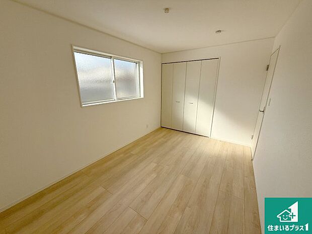 【洋室】シンプルな洋室は、自分好みのインテリアが楽しめます♪ご家族とインテリアや家具を選びに行くのは新築購入時の醍醐味の一つです。ぜひお楽しみください♪