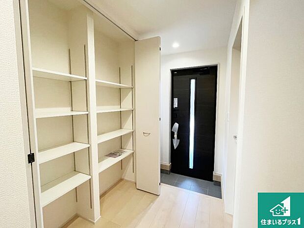 【玄関】シューズボックスにはたくさんの靴が収納できるので玄関周りはいつもスッキリ!ご家族が増えても安心!