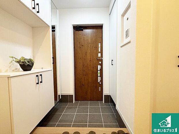 【玄関】シューズボックスにはたくさんの靴が収納できるので玄関周りはいつもスッキリ!ご家族が増えても安心!