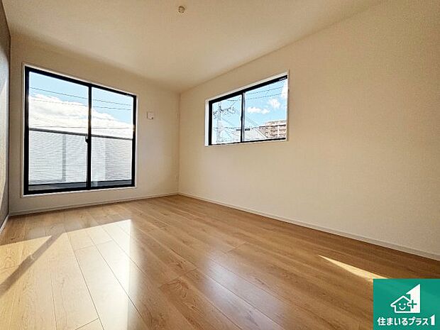 【洋室】シンプルな洋室は、自分好みのインテリアが楽しめます♪ご家族とインテリアや家具を選びに行くのは新築購入時の醍醐味の一つです。ぜひお楽しみください♪