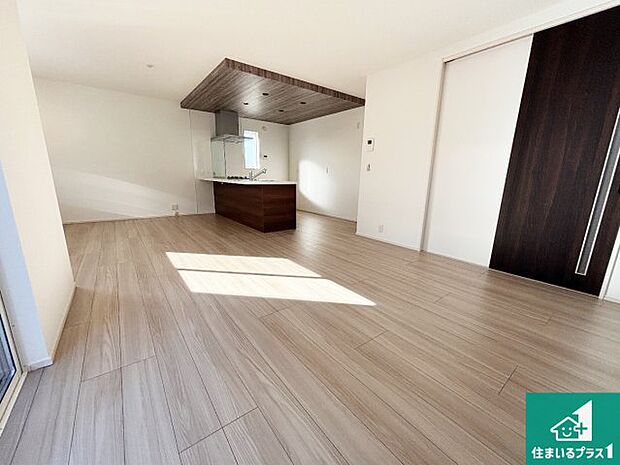 【居間・リビング】日当たり良好の明るいリビングで朝の目覚めもスッキリできそう!対面キッチンでご家族のコミュニケーションも自然と増える設計!小さなお子様が遊ぶスペースを作っても広々とくつろげるLDK!