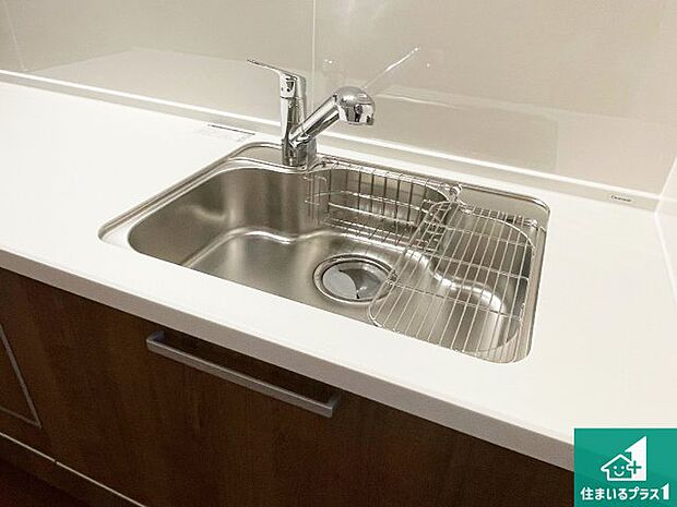 【キッチンシンク】蛇口の先端に浄水器を内蔵しています!原水と浄水、お湯と冷水、シャワーの切替えがワンタッチなので用途によって使い分けられます。