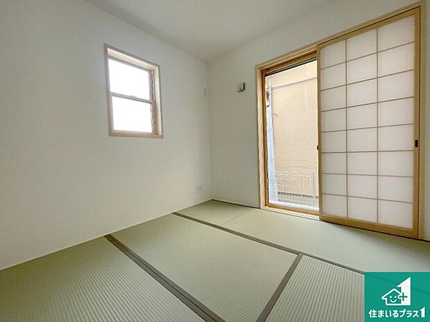 【和室】一室あると便利な和室は客間としてだけでなく、小さなお子様のプレイルームや食後のくつろぎスペースとしてもご利用いただけます。収納もついていますので大活躍間違いなし!