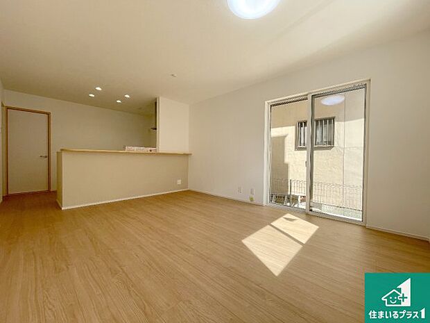 【居間・リビング】日当たり良好の明るいリビングで朝の目覚めもスッキリできそう!対面キッチンでご家族のコミュニケーションも自然と増える設計!小さなお子様が遊ぶスペースを作っても広々とくつろげるLDK!