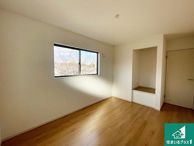 【洋室】シンプルな洋室は、自分好みのインテリアが楽しめます♪ご家族とインテリアや家具を選びに行くのは新築購入時の醍醐味の一つです。ぜひお楽しみください♪