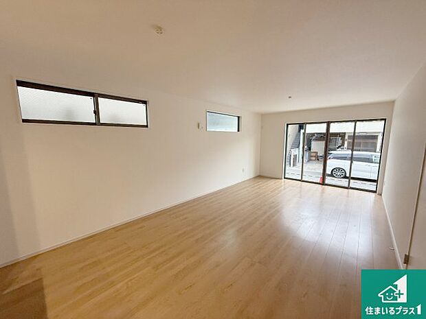 【居間・リビング】日当たり良好の明るいリビングで朝の目覚めもスッキリできそう!対面キッチンでご家族のコミュニケーションも自然と増える設計!小さなお子様が遊ぶスペースを作っても広々とくつろげるLDK!