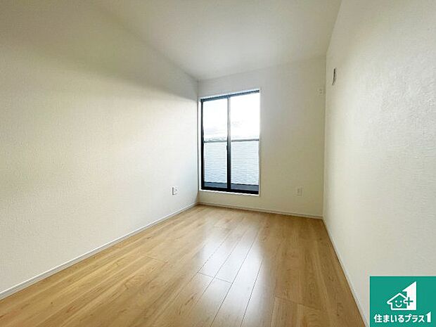 【居間・リビング】シンプルなリビングは、観葉植物等のインテリアを楽しめますね!パパ好みにも、ママ好みにも家具次第で雰囲気を変えることができます!