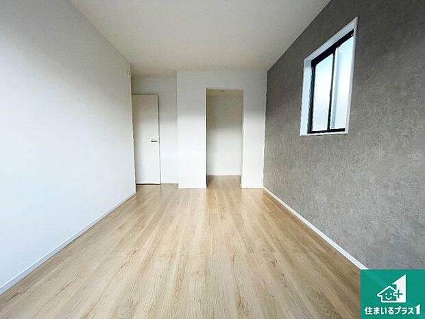 【キッチン】リビングと統一感があり、使い勝手のいいキッチン。広々としているので、二人並んで作業が出来ちゃいます。お子様と一緒に色々なお料理に挑戦できるスペースがあります。