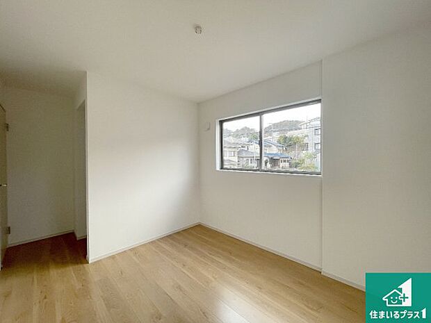 【洋室】シンプルな洋室は、自分好みのインテリアが楽しめます♪ご家族とインテリアや家具を選びに行くのは新築購入時の醍醐味の一つです。ぜひお楽しみください♪