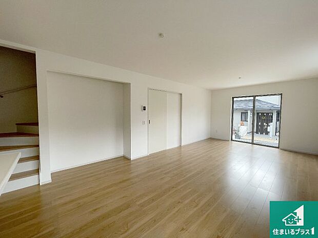 【居間・リビング】日当たり良好の明るいリビングで朝の目覚めもスッキリできそう！対面キッチンでご家族のコミュニケーションも自然と増える設計！小さなお子様が遊ぶスペースを作っても広々とくつろげるLDK！