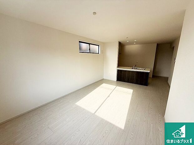 【居間・リビング】日当たり良好の明るいリビングで朝の目覚めもスッキリできそう!対面キッチンでご家族のコミュニケーションも自然と増える設計!小さなお子様が遊ぶスペースを作っても広々とくつろげるLDK!