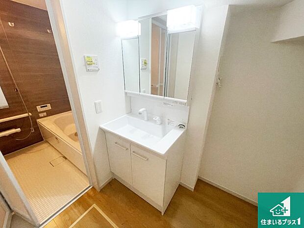 【独立洗面台】清潔感のある洗面台です。フラットな鏡は掃除がしやすく毎日清潔!鏡裏には収納があるのでスッキリとした洗面台が保てます。