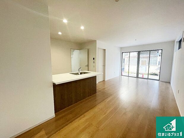 【居間・リビング】日当たり良好の明るいリビングで朝の目覚めもスッキリできそう!対面キッチンでご家族のコミュニケーションも自然と増える設計!小さなお子様が遊ぶスペースを作っても広々とくつろげるLDK!