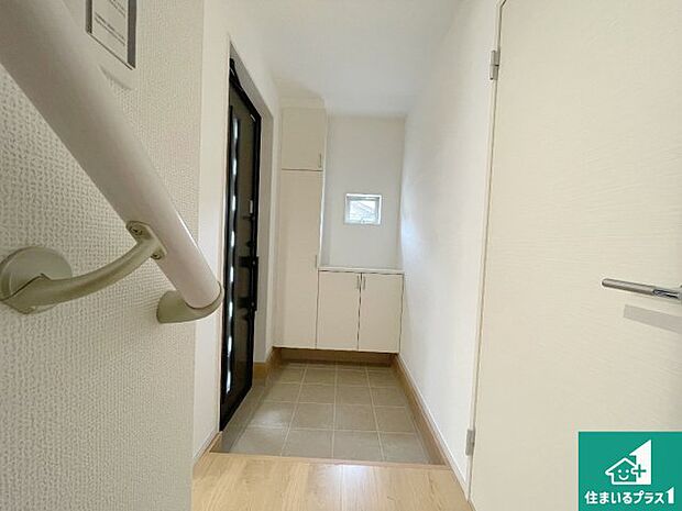 【玄関】シューズボックスにはたくさんの靴が収納できるので玄関周りはいつもスッキリ！ご家族が増えても安心！