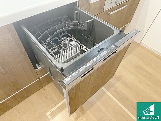 【食器洗い乾燥機】食事後の一仕事、食器洗いをボタン一つでお任せできちゃいます！場所を取らないビルトイン式なので、お料理スペースもしっかり確保！ 