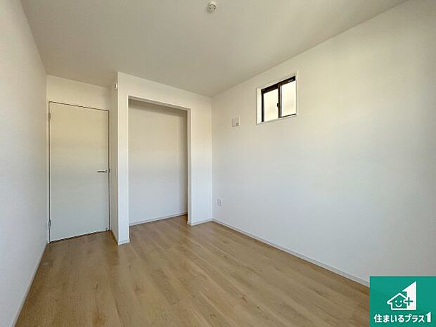 【洋室】シンプルな洋室は、自分好みのインテリアが楽しめます♪ご家族とインテリアや家具を選びに行くのは新築購入時の醍醐味の一つです。ぜひお楽しみください♪