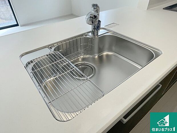 【キッチンシンク】蛇口の先端に浄水器を内蔵しています!原水と浄水、お湯と冷水、シャワーの切替えがワンタッチなので用途によって使い分けられます。