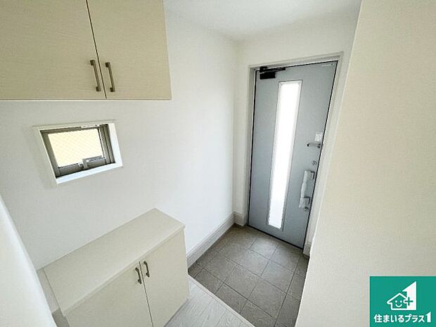 【玄関】シューズボックスにはたくさんの靴が収納できるので玄関周りはいつもスッキリ!ご家族が増えても安心!