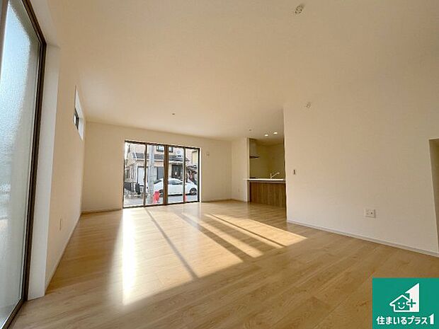 【居間・リビング】日当たり良好の明るいリビングで朝の目覚めもスッキリできそう!対面キッチンでご家族のコミュニケーションも自然と増える設計!小さなお子様が遊ぶスペースを作っても広々とくつろげるLDK!