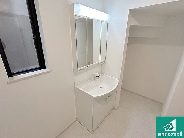 【独立洗面台】清潔感のある洗面台です。フラットな鏡は掃除がしやすく毎日清潔!鏡裏には収納があるのでスッキリとした洗面台が保てます。