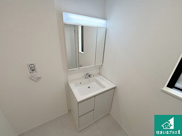 【独立洗面台】清潔感のある洗面台です。フラットな鏡は掃除がしやすく毎日清潔!鏡裏には収納があるのでスッキリとした洗面台が保てます。