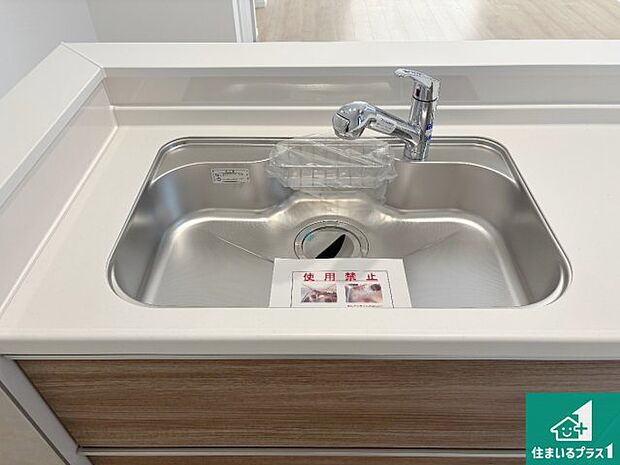 【キッチンシンク】蛇口の先端に浄水器を内蔵しています!原水と浄水、お湯と冷水、シャワーの切替えがワンタッチなので用途によって使い分けられます。