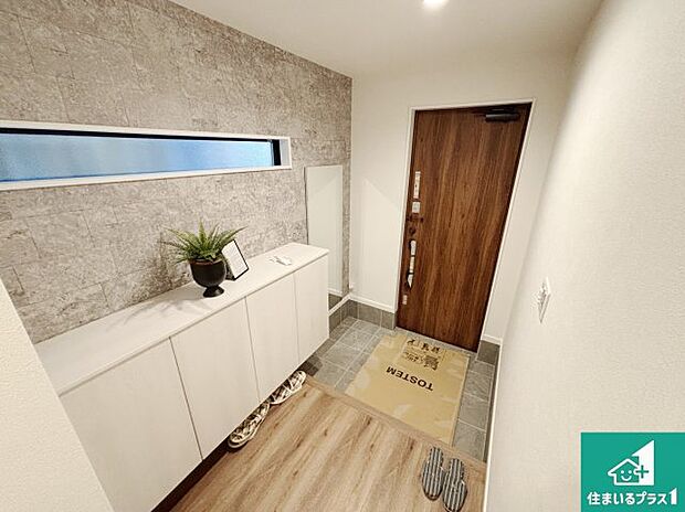 【玄関】シューズボックスにはたくさんの靴が収納できるので玄関周りはいつもスッキリ!ご家族が増えても安心!