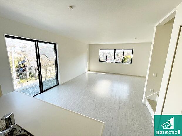 【居間・リビング】日当たり良好の明るいリビングで朝の目覚めもスッキリできそう!対面キッチンでご家族のコミュニケーションも自然と増える設計!小さなお子様が遊ぶスペースを作っても広々とくつろげるLDK!