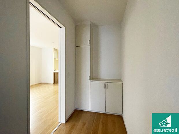 【玄関】シューズボックスにはたくさんの靴が収納できるので玄関周りはいつもスッキリ!ご家族が増えても安心!