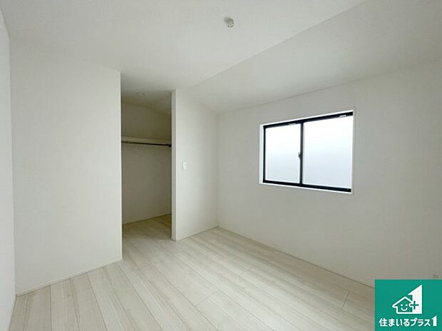 【洋室】収納スペースが充実しているので子供の成長に合わせてたくさん収納ができます!家族構成に合わせた様々な活用ができる収納!