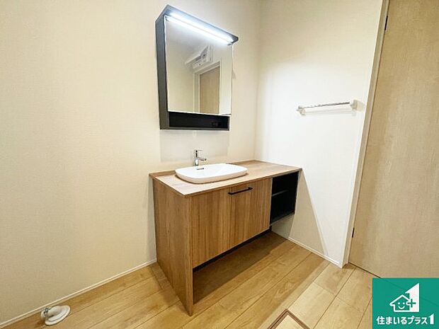 【独立洗面台】清潔感のある洗面台です。フラットな鏡は掃除がしやすく毎日清潔!鏡裏には収納があるのでスッキリとした洗面台が保てます。